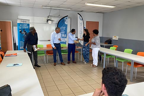 Remise des billets d'avion aux apprentis de La Réunion pour un stage en Espagne